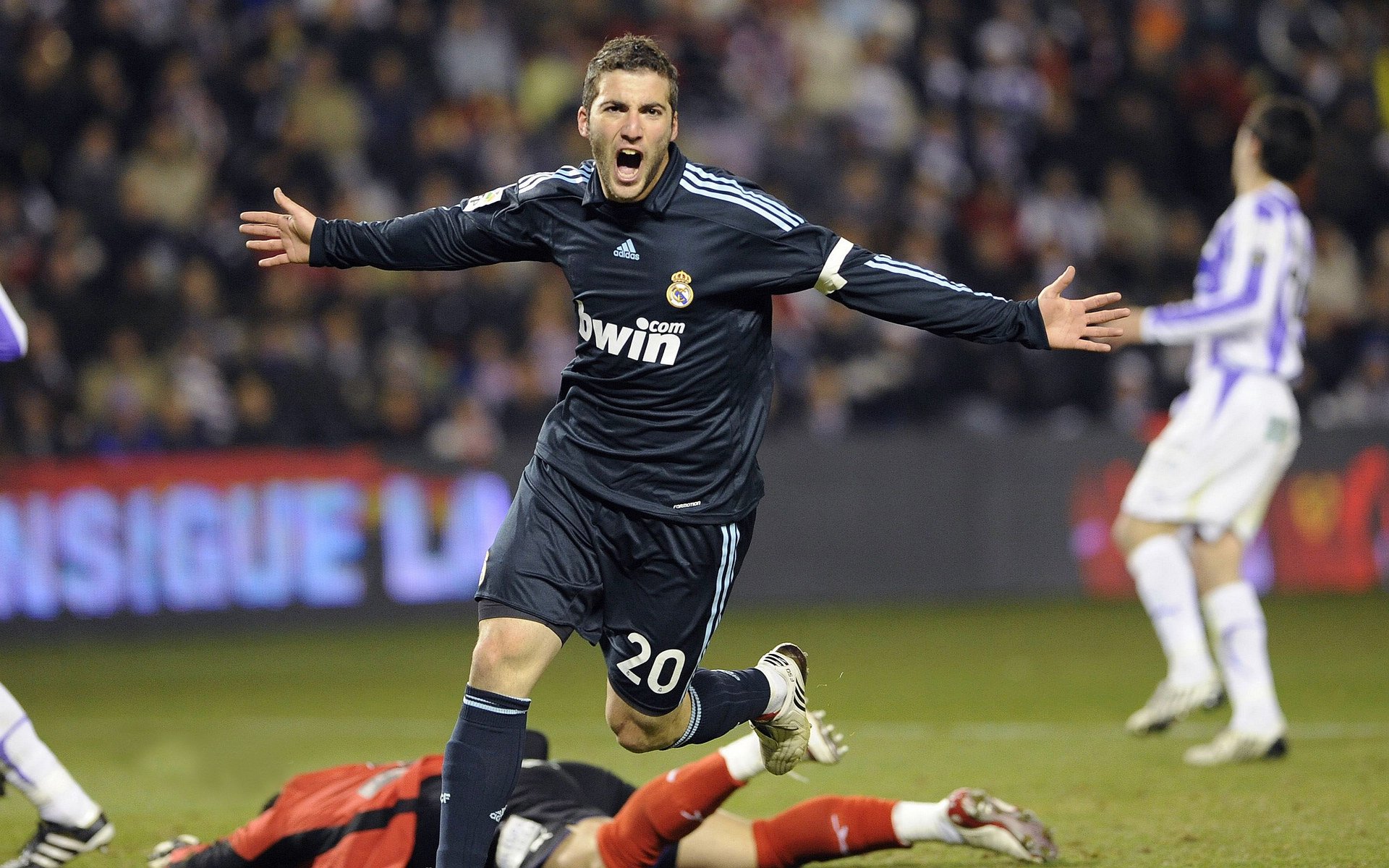 张伟丽接受外媒专访展拳击精神,张伟丽现场直播的拳击赛